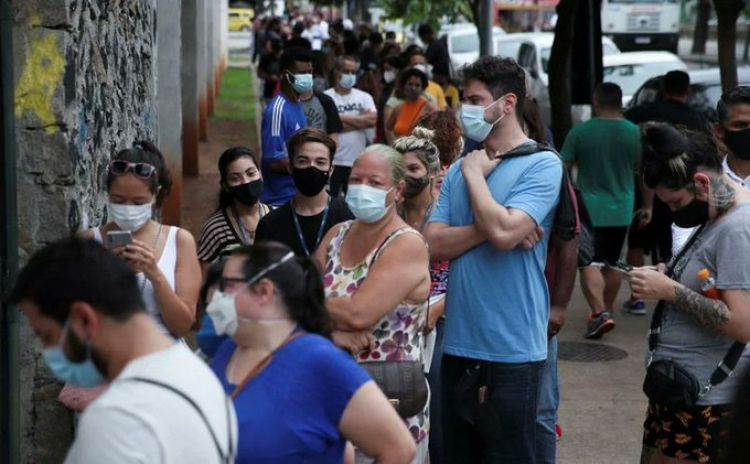 Los contagios y muertes por covid cayeron un 20% en una semana a nivel global