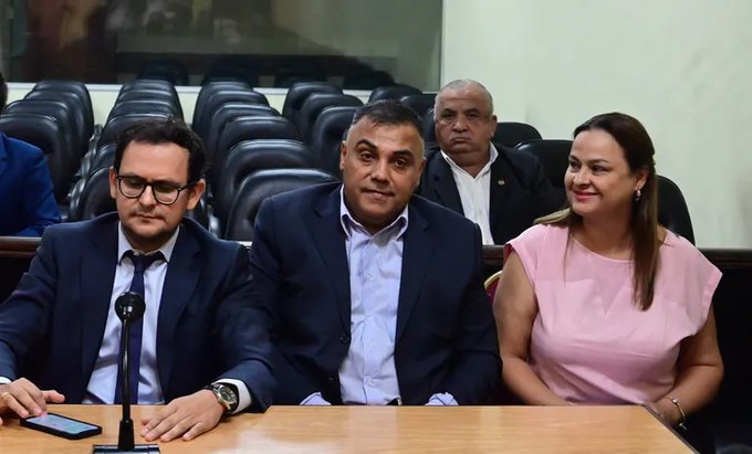 Corte apercibe y advierte a Diaz Verón y su esposa por chicanear su proceso