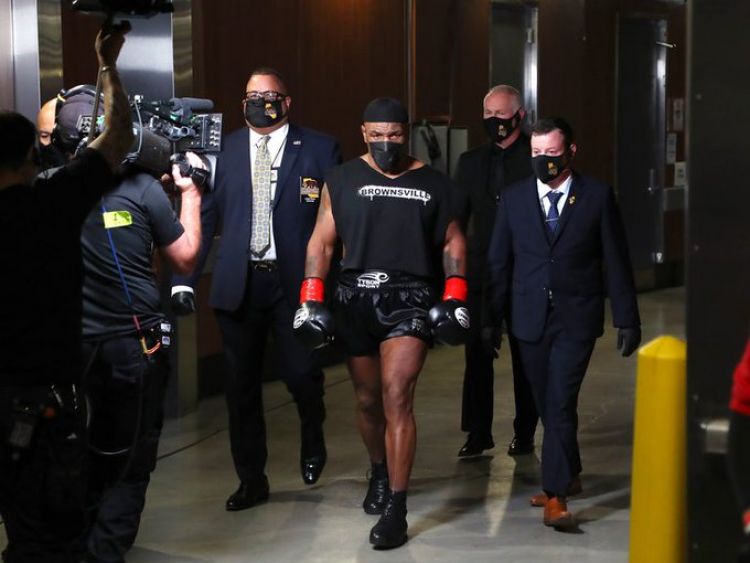Luego de 15 años Mike Tyson volvió al ring y dio pelea a su rival