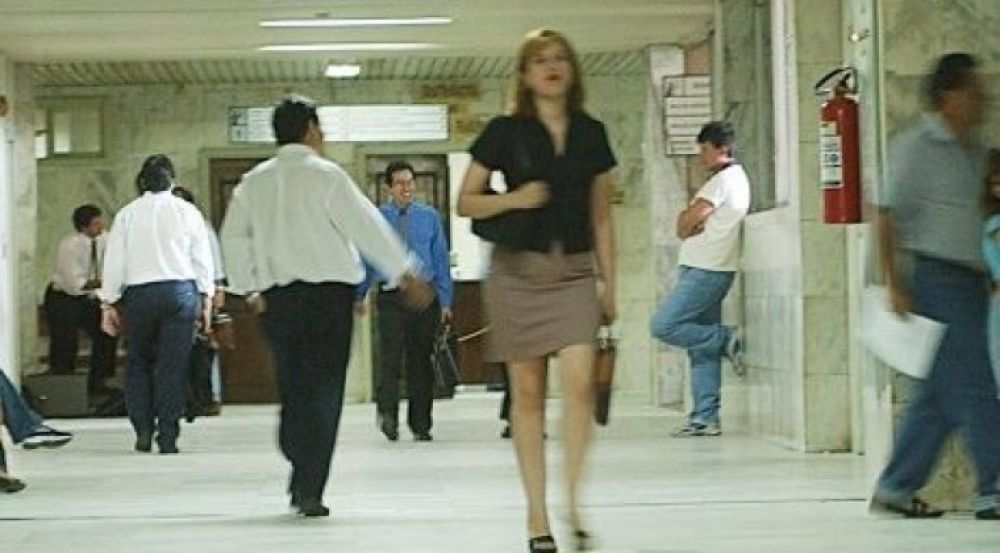 Empleados públicos ganan mejor, pero el 44% está sobreendeudado