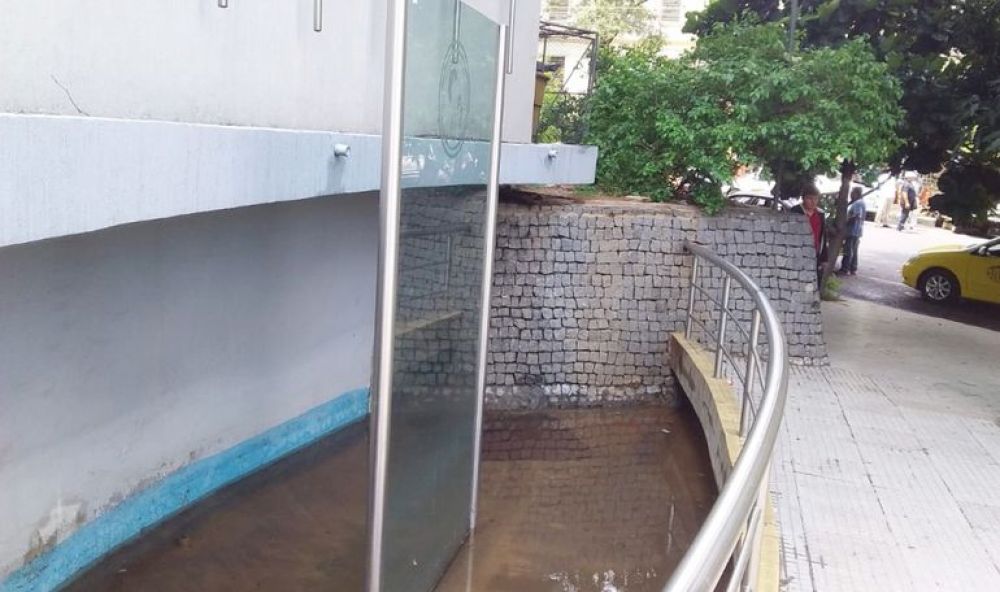 Megacriadero de mosquitos Aedes Aegypti frente al Ministerio de Salud