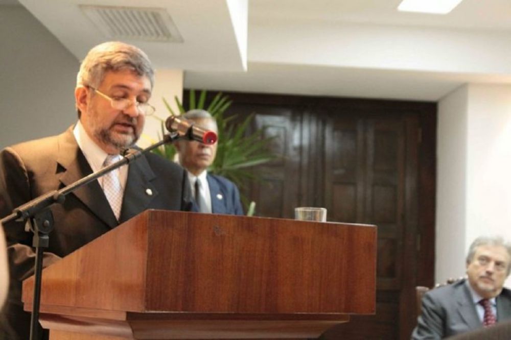 Designan a Héctor Lacognata como ministro de la Embajada en Bolivia