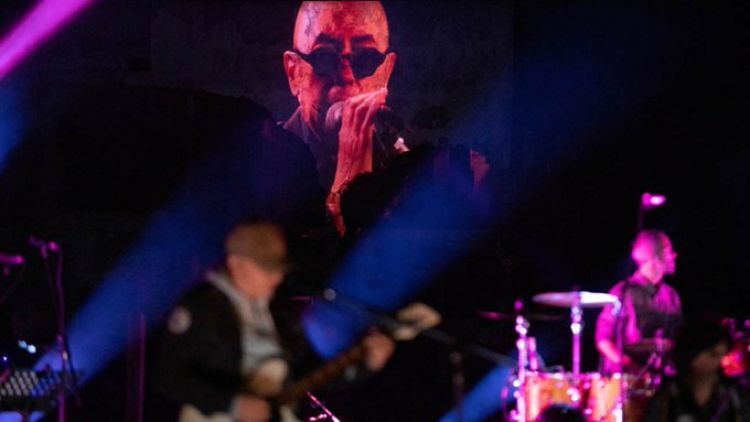 El Indio Solari sorprendió con dos estrenos en el masivo show virtual de su banda