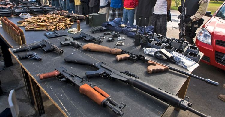 Tráfico de armas a cuentagotas en frontera con EE. UU. desangra a México