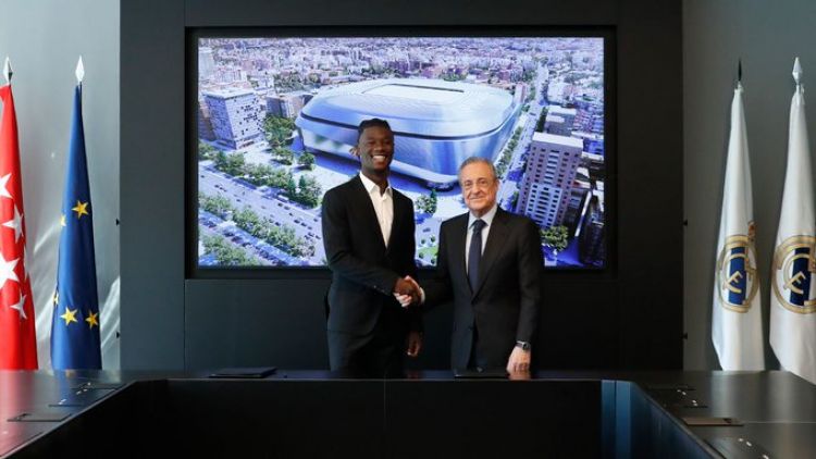 Camavinga firma contrato con el Real Madrid