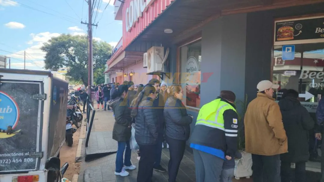 Oferta de carne barata genera fila que se extiende por más de una cuadra en Concepción