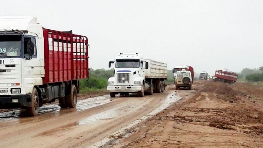 Camioneros amenazan con paro general si sube el combustible