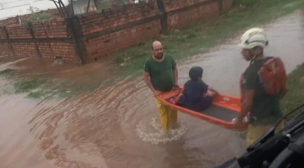 Mariano Roque Alonso bajo agua: bomberos en operativo de rescate y evaluación de daños