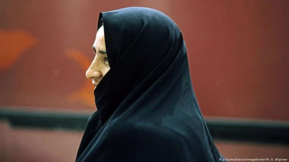 Luchadora iraní contra el velo islámico gana premio de derechos humanos