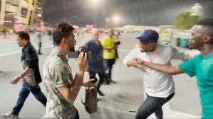 Samuel Eto'o agrede con una patada salvaje a un 'youtuber' en Qatar