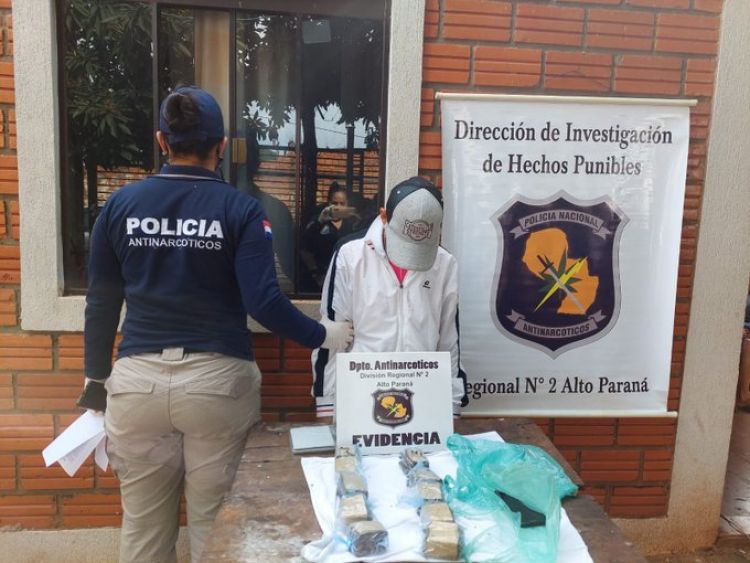 Detienen a presunta distribuidora de drogas e incautan 650 gramos de marihuana en Presidente Franco