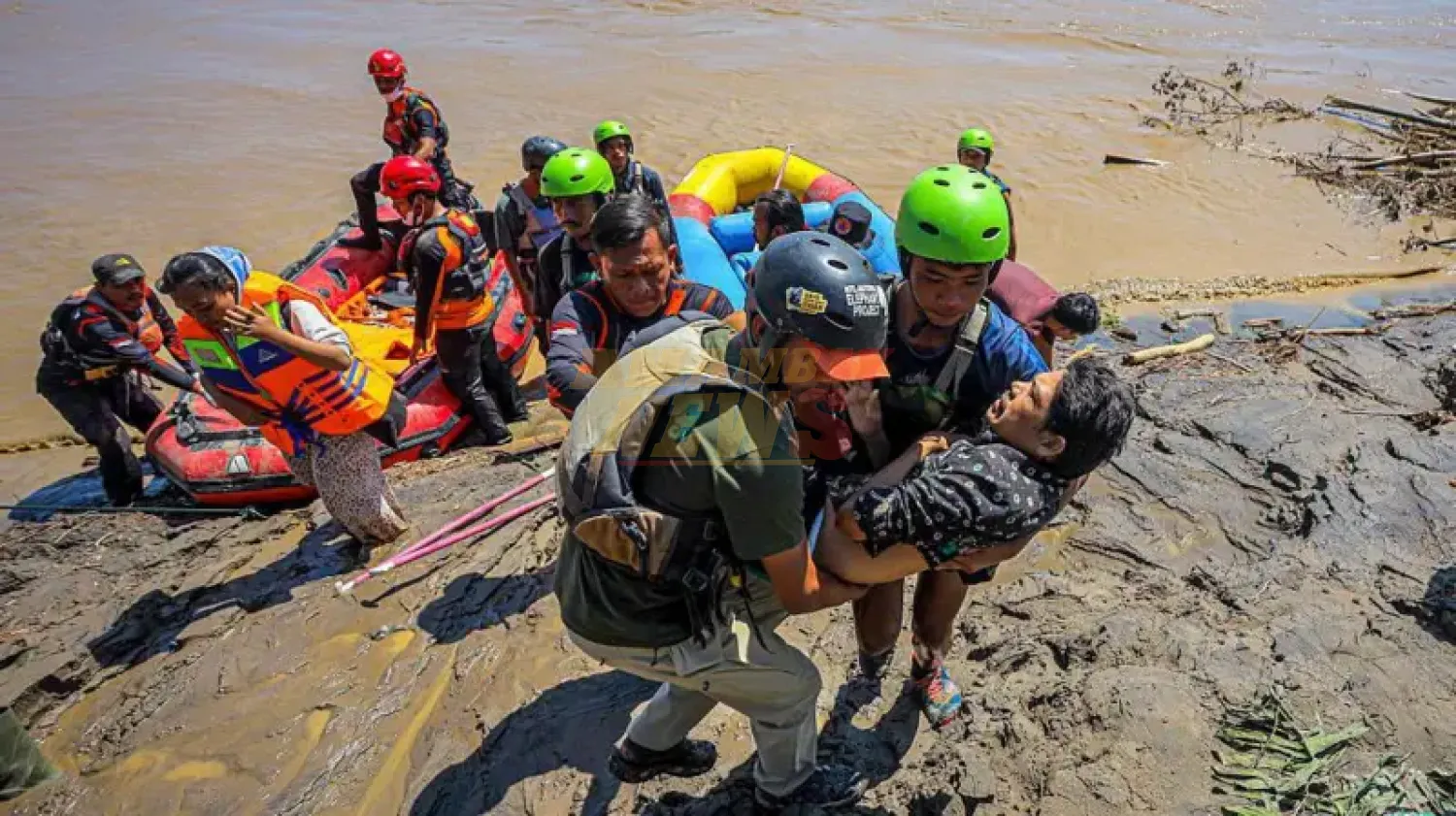 Suben a 400 los muertos por las inundaciones en Indonesia