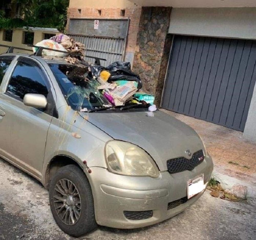 Harto de que estacionen frente a su garage, lanzó su basura contra auto