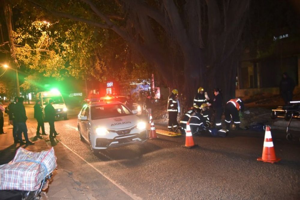 Motociclista muere tras chocar contra un árbol en Asunción