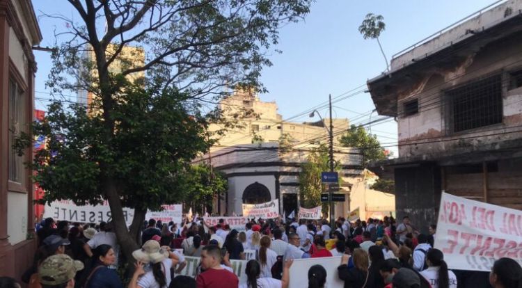 Incidentes entre médicos y agentes policiales en el microcentro de Asunción