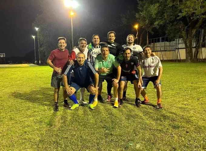 El imputado Erico Galeano juega fútbol con parlamentarios en Mburuvicha Róga