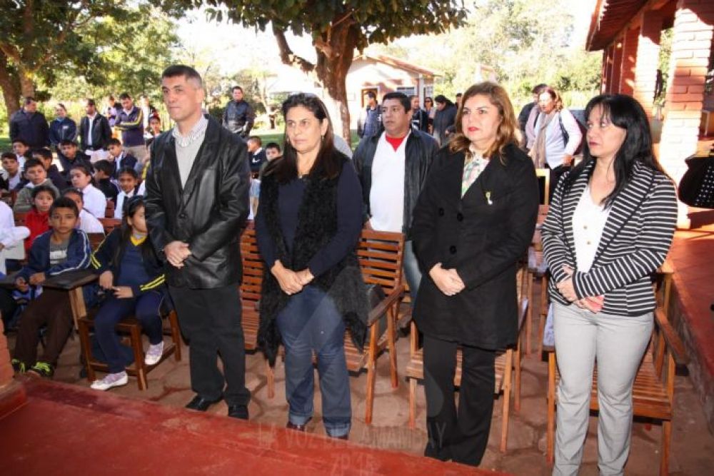 Gobernador entregó obras a comunidad educativa de Bella Vista