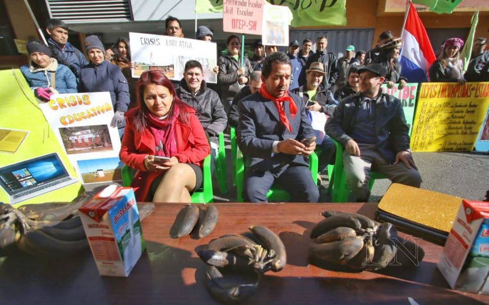 Docentes protestan frente al MEC contra crisis educativa