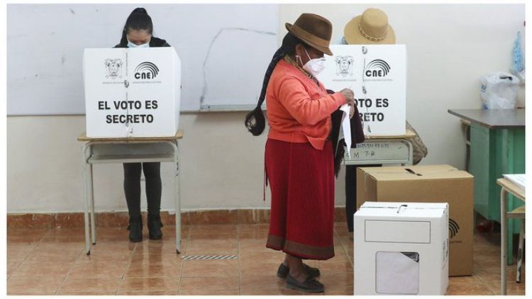 Ecuador inicia campaña presidencial bajo la sombra de Correa
