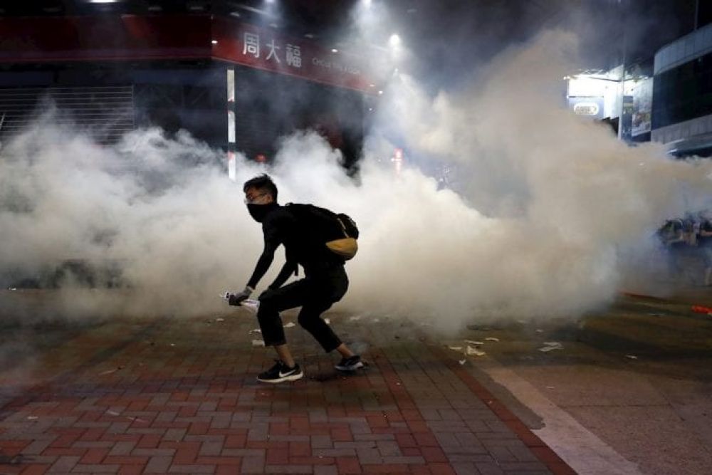 El gas lacrimógeno vuelve a las calles de Hong Kong tras una protesta ilegal