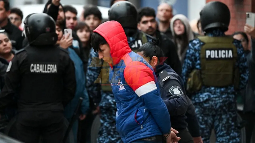 Liberan a 104 aficionados de la U de Chile que fueron detenidos en Argentina