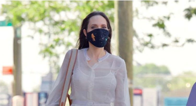 Angelina Jolie es vista entrando al departamento de su exmarido