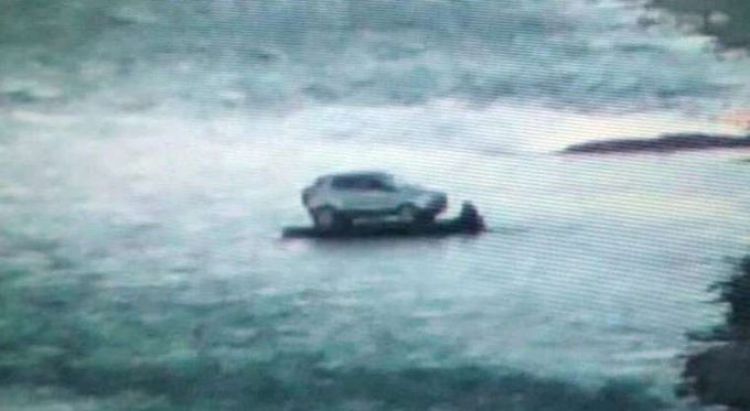Intentaron contrabandear una vagoneta desde Bolivia a Argentina a bordo de un gomón