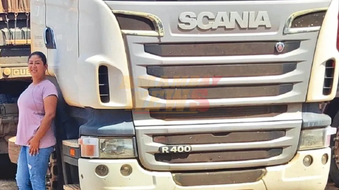 Lucía conquista las rutas al mando de robusto camión: “Se sorprenden al verme al volante”