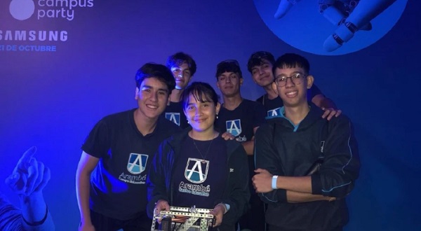 Jóvenes buscan apoyo para competir en EE.UU. en robótica