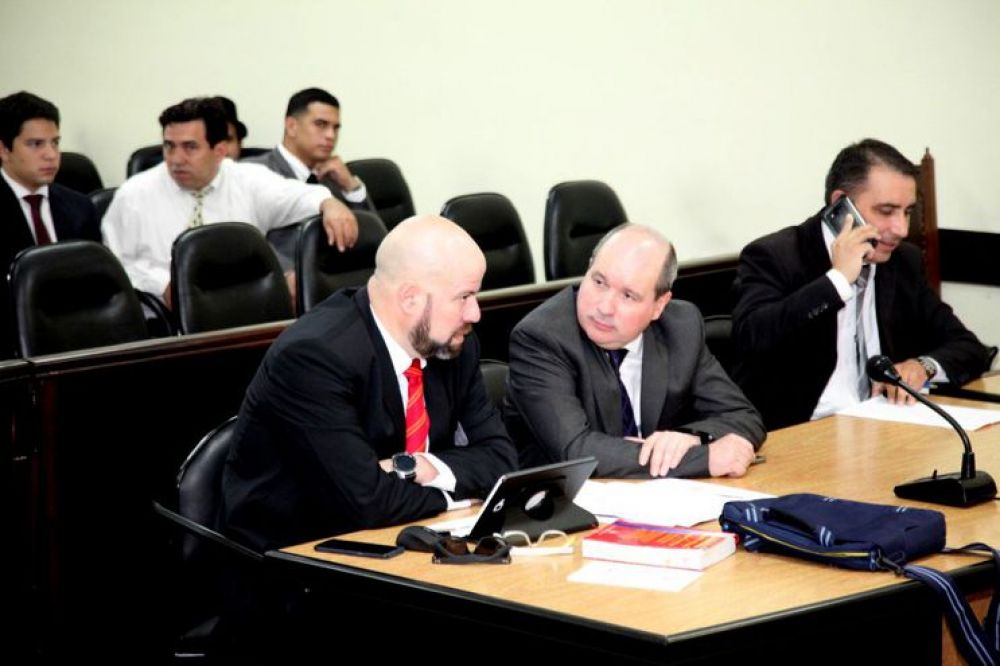 Sancionan a chicaneros y finalmente se inicia juicio de Carlos León por tráfico de armas