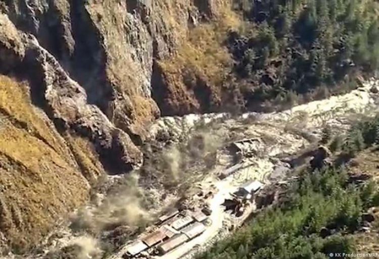 Más de cien desaparecidos tras avalancha de agua en la India