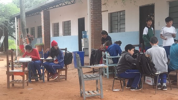Alumnos de Villa Hayes dan clases al aire libre por falta de infraestructura