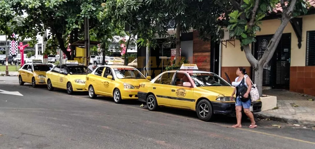 ¿Deberían seguir existiendo las paradas de taxi en Asunción?