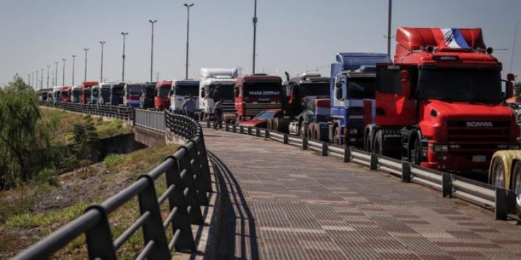 Camioneros permanecerán al costado de las rutas hasta la promulgación de la ley Petropar