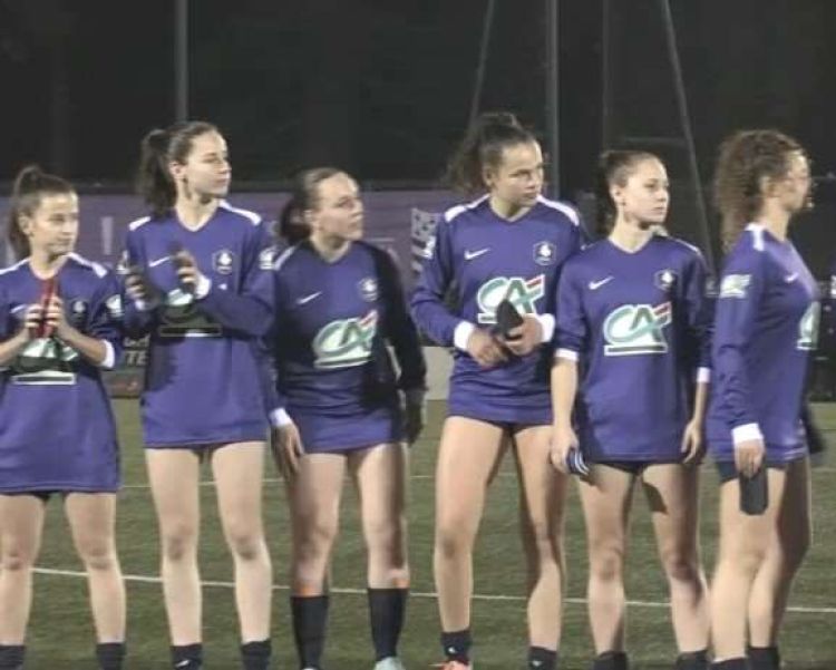 Jugadoras de club francés juegan con las piernas desnudas como protesta