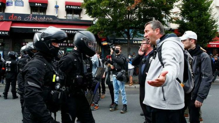 Covid: Francia estudia imponer 10 días de aislamiento obligatorio a las personas positivas