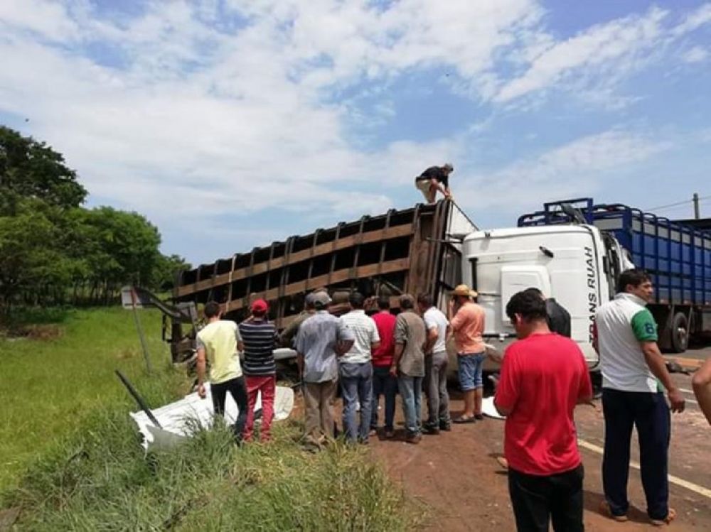 Violento choque entre camión y minibús deja varios fallecidos en San Pedro