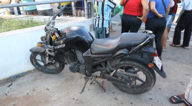 Motociclista muere al chocar contra carretillero frente al Abasto