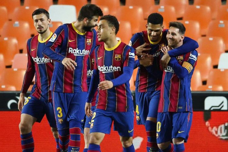 Un doblete de Messi mantiene al Barcelona en la pelea por el título