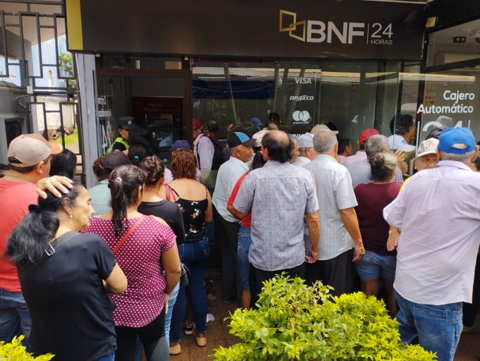 CDE: Por desidia del BNF abuelitos están por horas en la fila para percibir subsidio