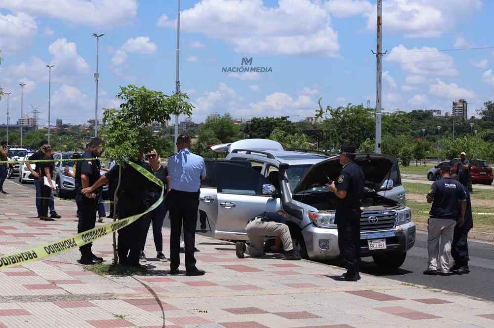 Delincuentes interceptan y balean una camioneta en Asunción