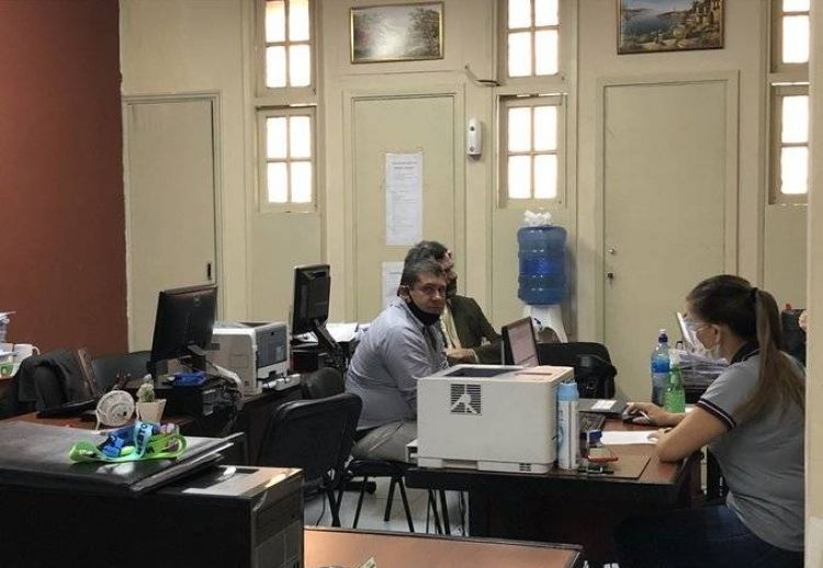 Se entrega supuesto ideólogo de la duplicación de chips de periodistas y diputado
