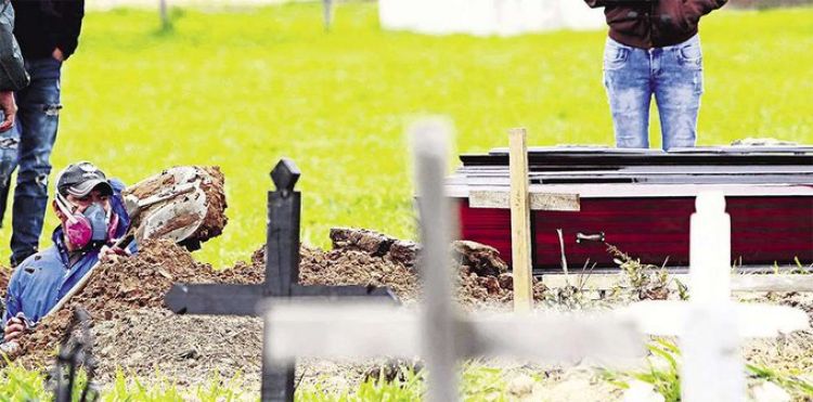 Sepultureros que lidian con la muerte todos los días en pandemia