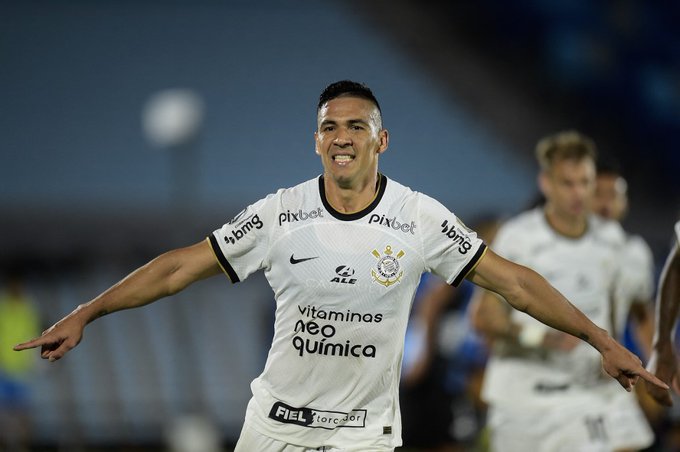 Balbuena abre el camino del triunfo para Corinthians en Montevideo