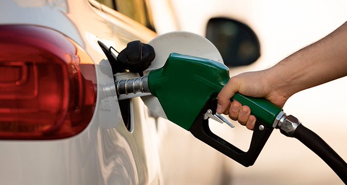 Hay condiciones para una baja de los combustibles de hasta G. 1000 por litro, según exministro de Industria