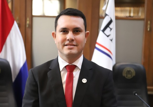 Hernán Rivas asegura que título universitario tiene total validez