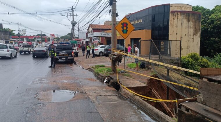 Puente en Ñemby, a punto de desmoronarse por completo tras intensas lluvias