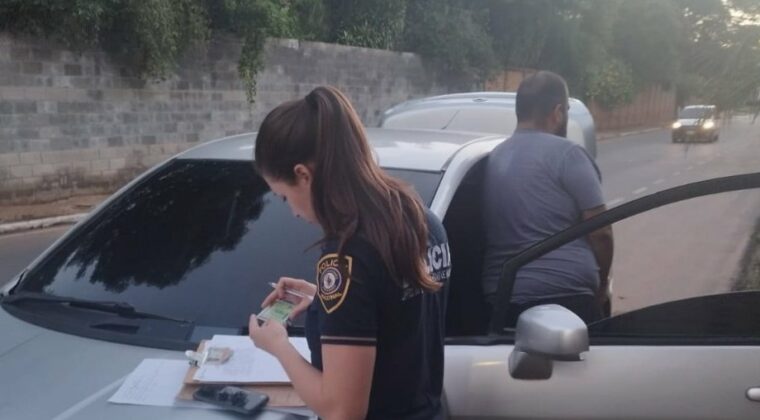 Detienen a un hombre al salir de un motel con una niña