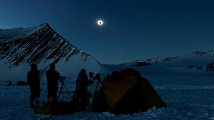 Eclipse solar total: las extraordinarias fotos del evento visto desde la Antártida