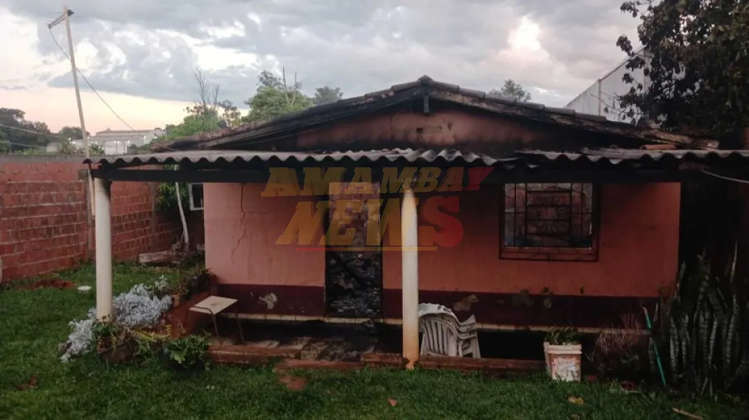 Fuego arrasa con una vivienda en Pedro Juan Caballero